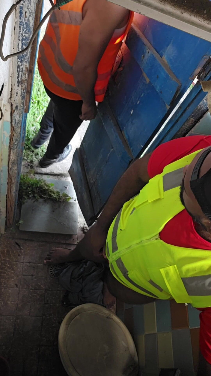 TheBlacKHunterr: 建筑的浴室变成了妓院