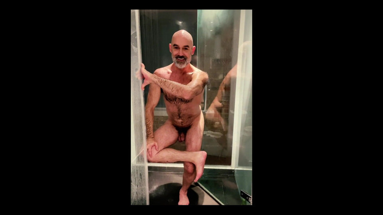 Tantric Fitness: Rutinitas peregangan yang bahkan bisa kamu lakukan di kamar mandi.