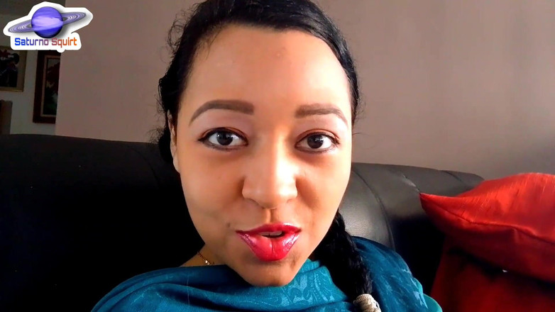 Saturno Squirt: Сквірт Сатурно є співачкою і може вокалізуватися своєю пиздою та ротом, насиченими м'ясистими та рожевими губами