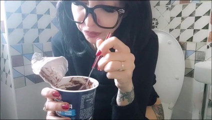 savannahamatoriale: I love my chocolate when I'm in the bathroom