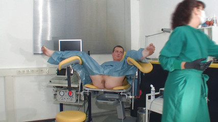 Rubber & Clinic Studio - 1ATOYS: Un examen anal pervers