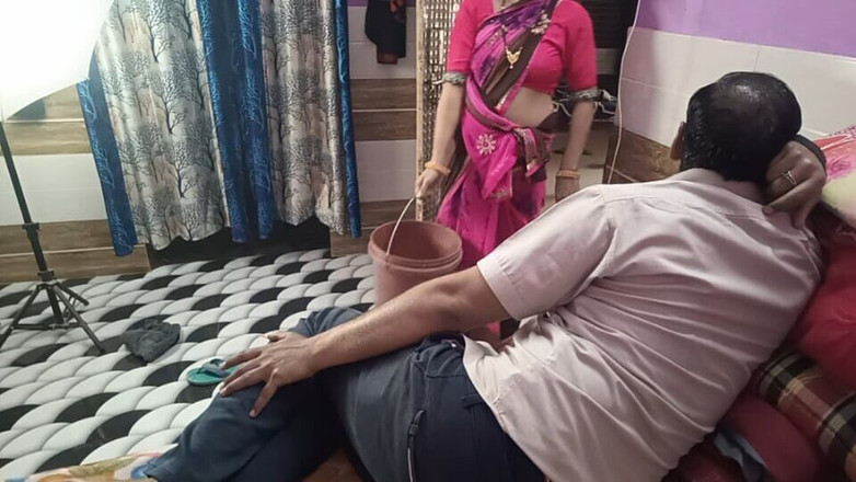 Pyaripooja22: Saat pembantu nakal ini masuk ke kamar, malah mergoli memeknya...