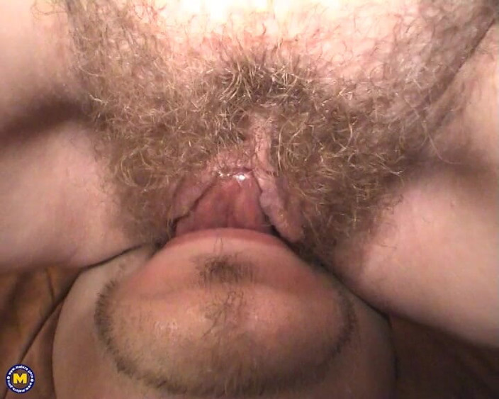 Mature NL: बूढ़ी औरत पोर्न देखते हुए युवक को पकड़ती है