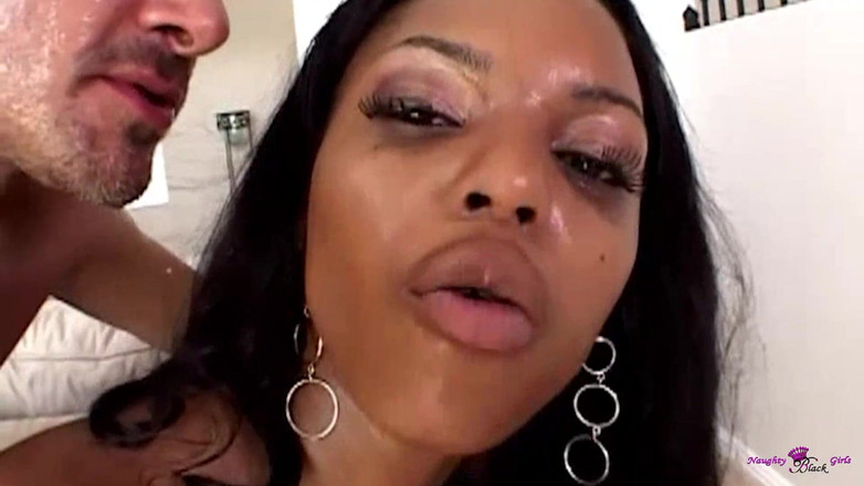 Naughty Black Girls: 큰 하드 공구의 격렬한 애널 드릴링을 위해 만들어진 그녀의 화려한 둥근 엉덩이