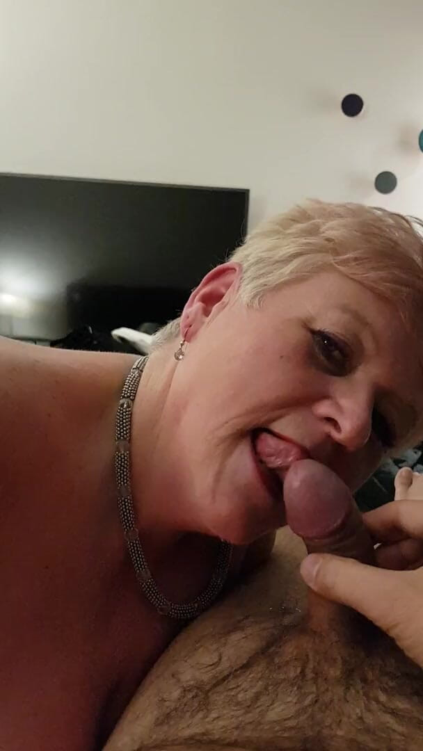 Uk Joolz: Naked cock sucking &amp; belly squeeze