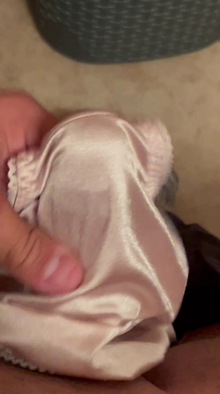 Bigbrook45: Leche en mis suegras Beige bragas sedosas