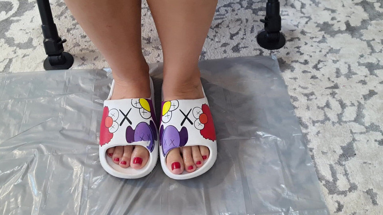 Adele Amber: MENETESKAN AIR LIUR DI KAKI