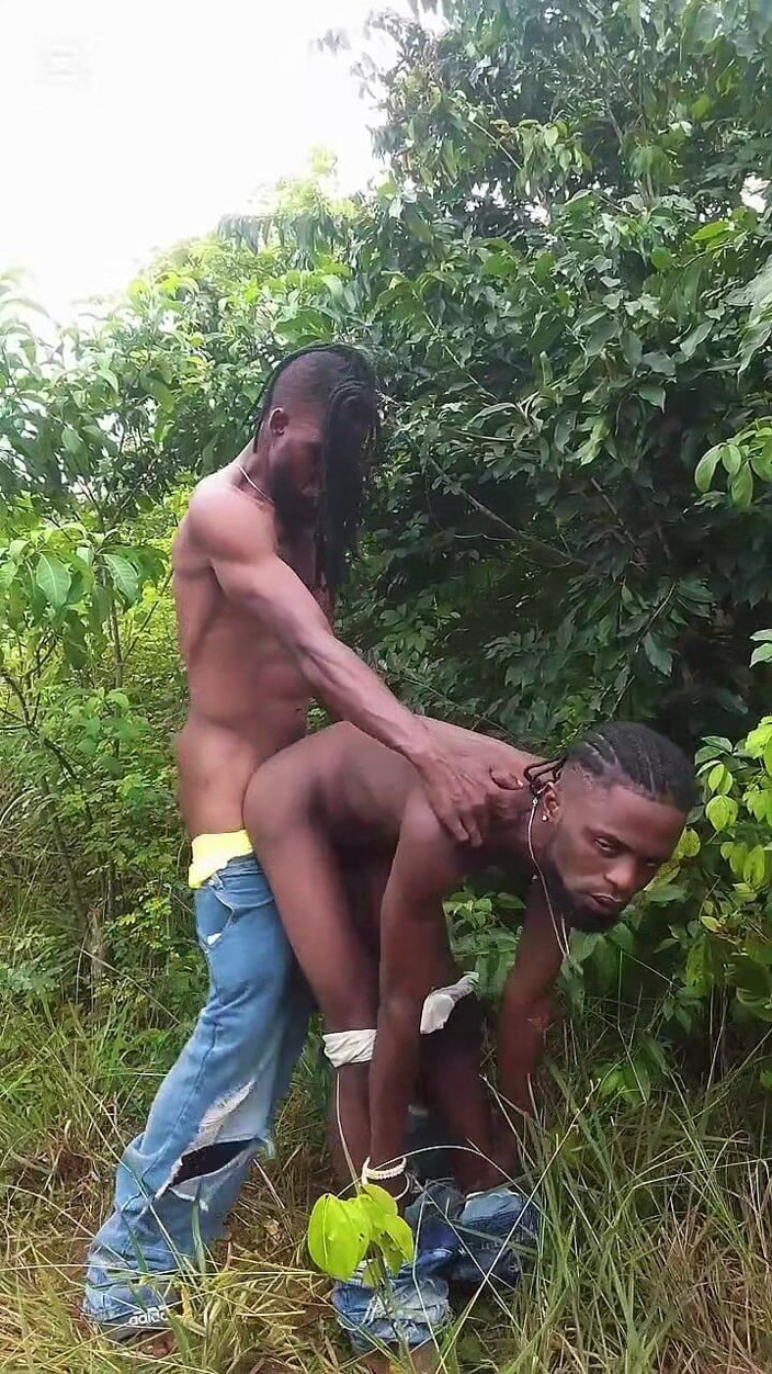 BLACKSHOOTERR: Hermano Mayor Follando Joven Hermano Dentro Del Arbusto De La...