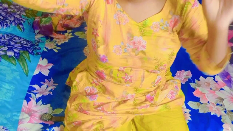 Mimakter: मैंने अपनी छोटी सौतेली बहन के लिए नए कपड़े खरीदे और उसे चूमा।