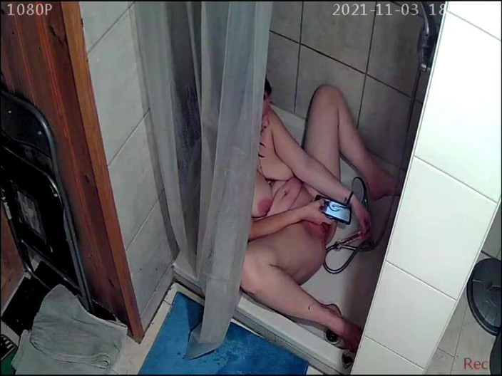 KittieNoOne: Une caméra sous la douche me montre en train de...