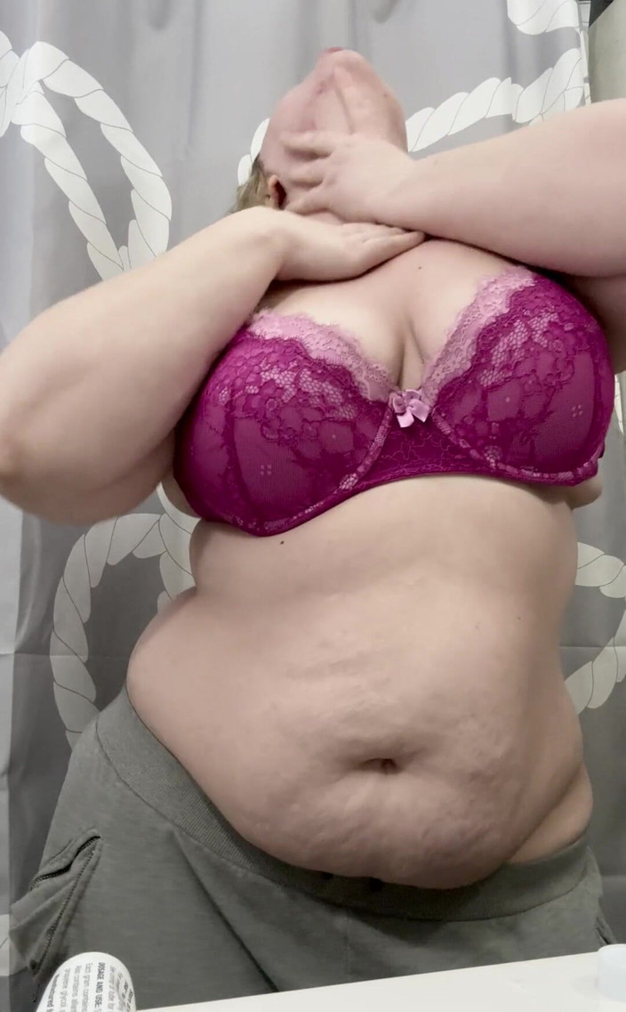 KinkyKatie: Provando il mio nuovo reggiseno