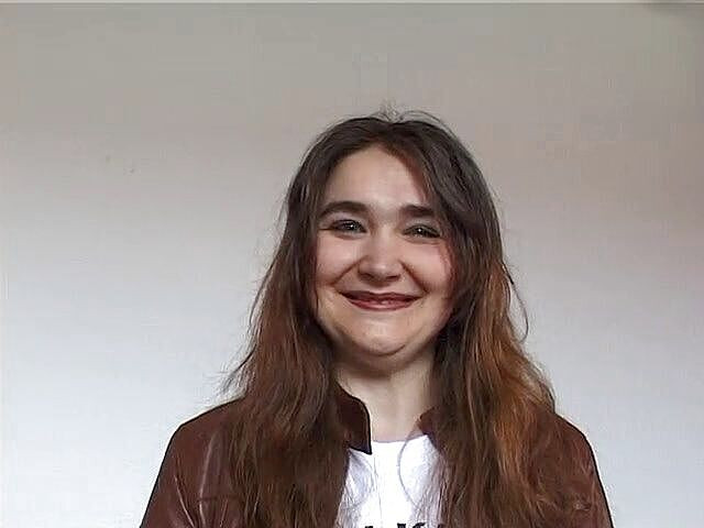 Lucky Cooch: Cewek montok rambut cokelat lagi asik main-main di depan kamera