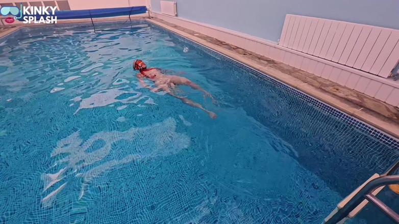 UKCuteGirl Lucy Lauren: Unter wasser unterwerfung, ballknebel &amp; beute mit verbundenen augen