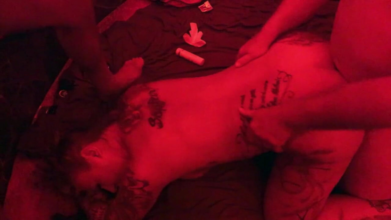 Lovekino: Немецкую крошку-порнозвезду Kira Knight трахнули мужики в красном