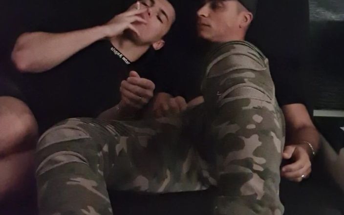 boyzxy212: Il mio ragazzo mi ha beccato mentre fumavo e masturbavo