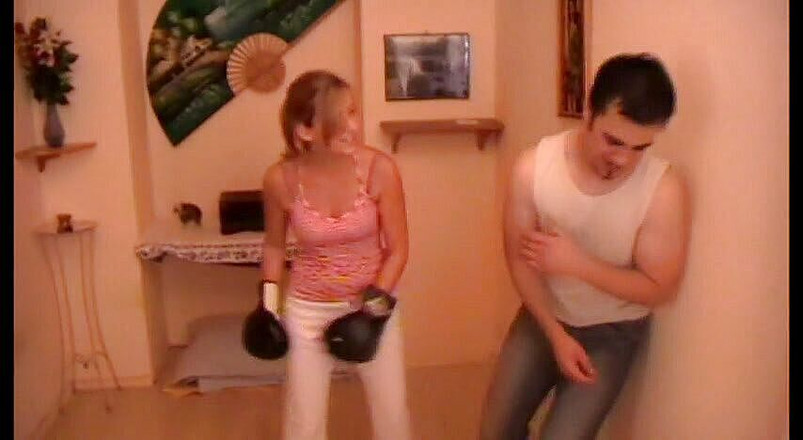 Femdom Austria: Bătaie intensă cu pumnul și bătaia sclavului