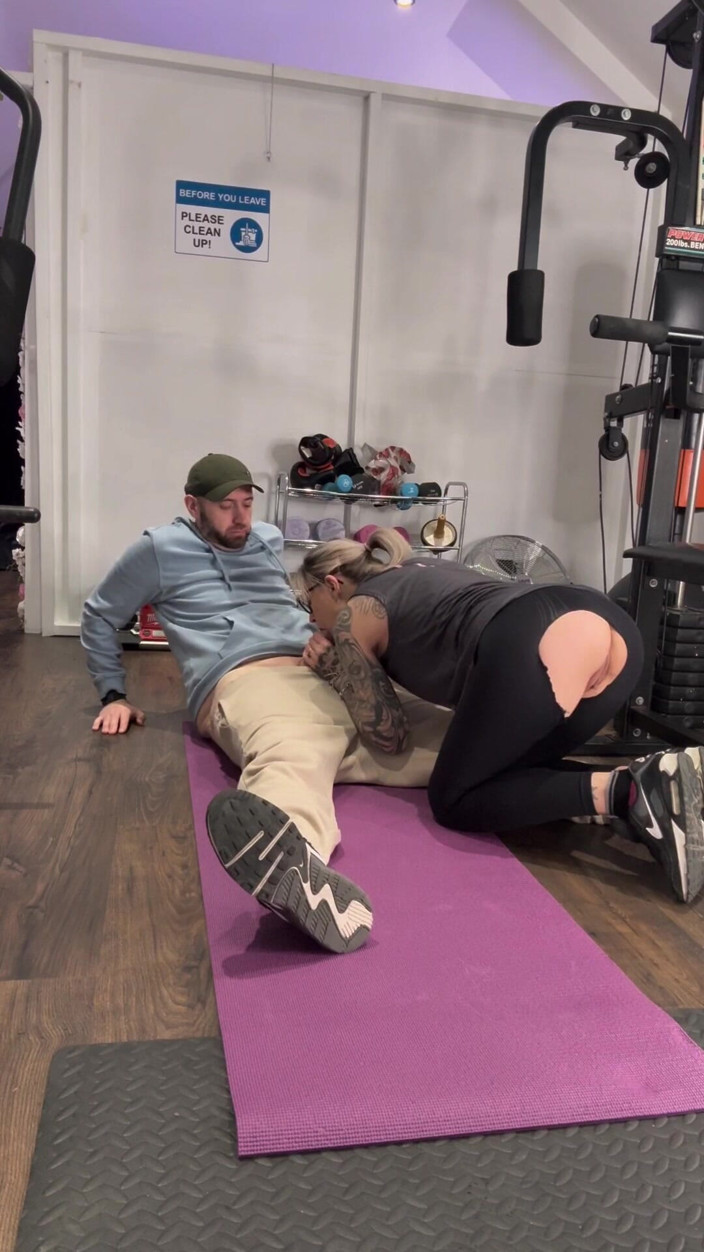 JessieRaexx: Pantaloni de yoga rupți