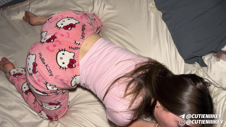 niiikey: Sora vitregă minionă cu țâțe mari este futută tare