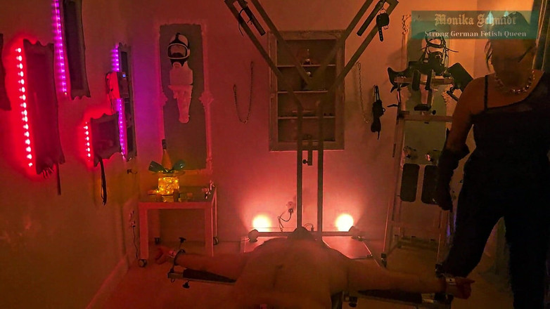 Strict Senz: Monika Schmidt dominatrix sentando na cara de outra bunda adorando...