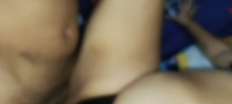 Adribella69: वह अपने नए अधोवस्त्र के साथ अपने पति के दोस्त को बहकाती है