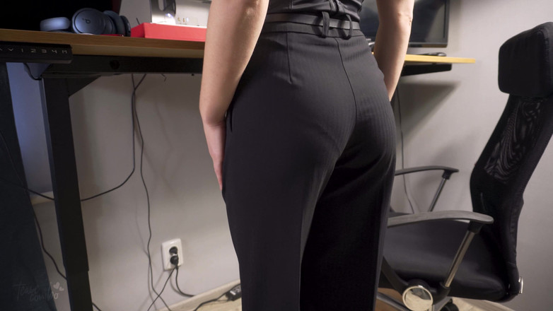 Teasecombo 4K: Amateur-secretaresse in kantoorbroek plaagt haar zichtbare pantylijn
