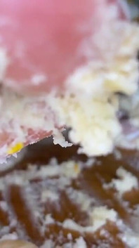 Ebenholz-mädchen zertrümmert cupcakes mit ihren füßen