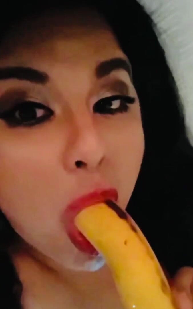 Miss Madii: Halsfick mit bananen-blowjob
