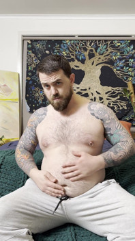 Un gros nichon joue avec son ventre puis suce une grosse éjac