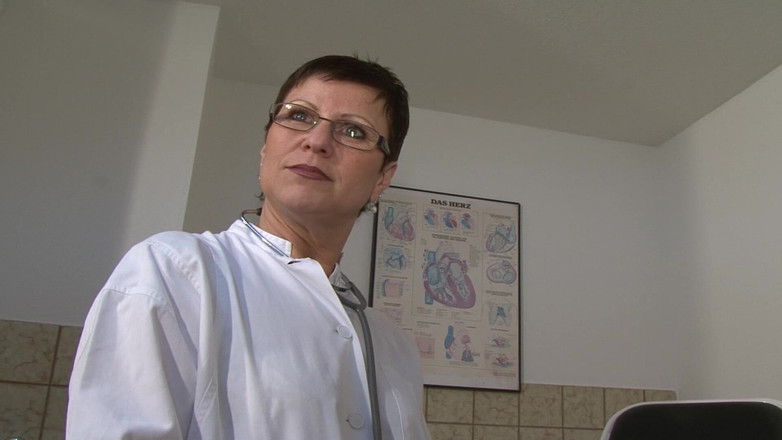 German Homemade: Curva germană matură curvă se joacă cu ea într-o acțiune solo...