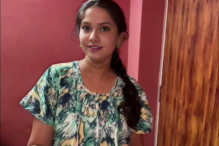 Desisexqueen: Hintli desi güzel çekici kolaj kızı sert domaltarak sikişiyor