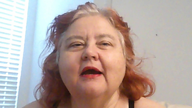 BBW nurse Vicki adventures with friends: 미니 립스틱 채팅 차림