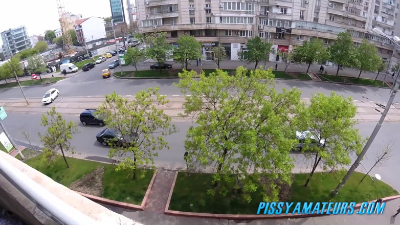 Pissy Amateurs: Fare pipì all'aperto sul balcone