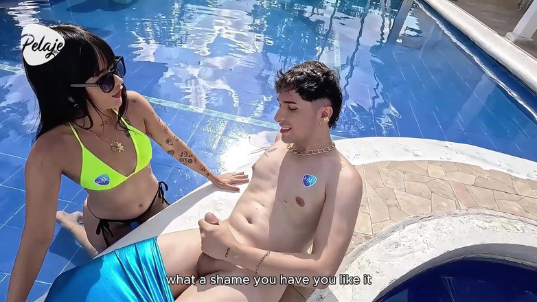 Pelaje mix: Smutná Latina najde mořského muže a rozhodne se mu vykouřit...