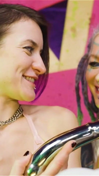 Doppio dildo di metallo divertimento lesbico con anuskatzz