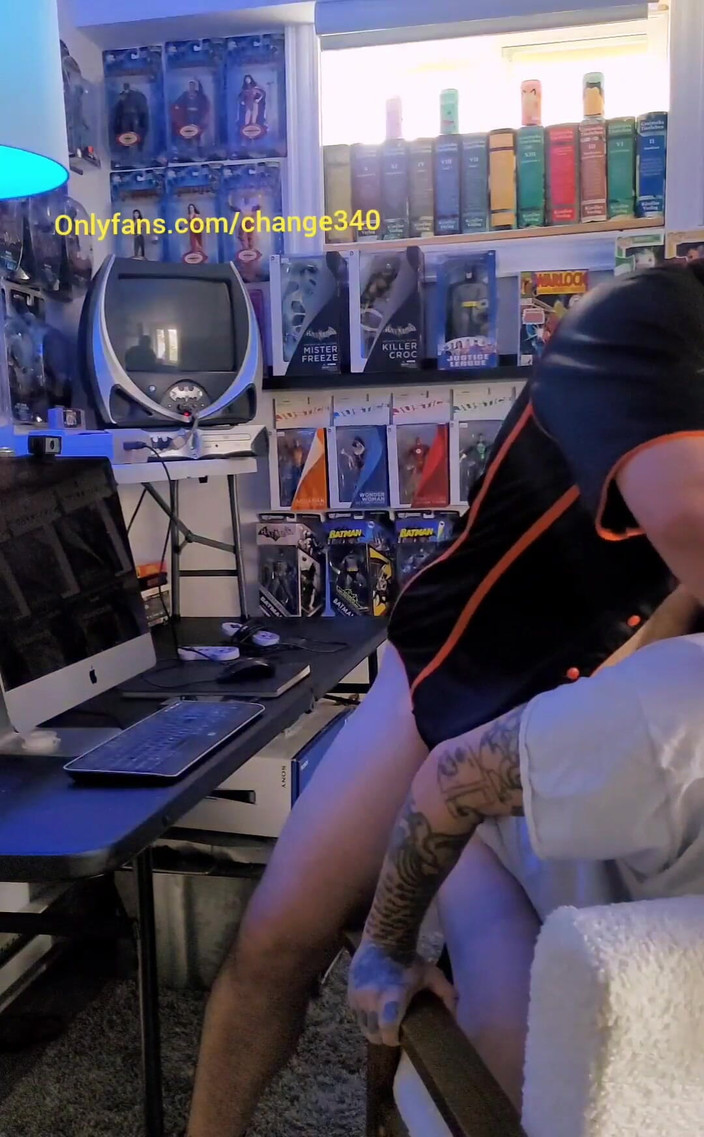 Change340: Трахаю його жорстко і плюю йому в обличчя прямо перед тим, як я кінчу, хто в неї??