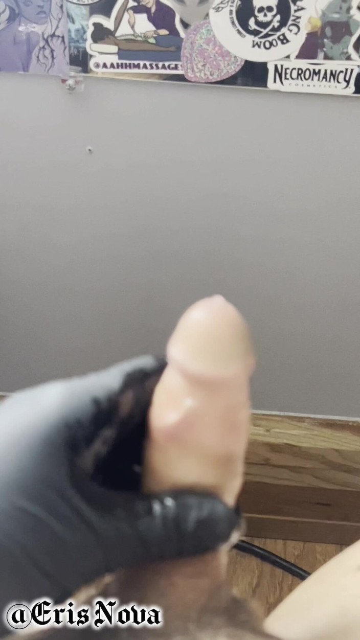 Eris Nova: Goth wichst mit Latexhandschuhen