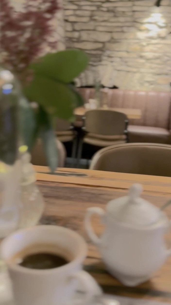 Sonya Pretty: 咖啡馆里没有内裤