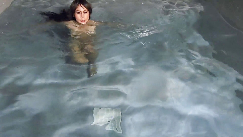 Asian Pussy Vision: Nachts geil im schwimmbad