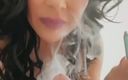 Nicole DuPapillon: Nicole Dupapillon, os lábios mais longos do Reino Unido fumando...
