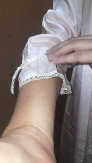 Naomisinka: Masturbación- Mujer con ropa de satén en el probador