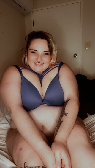 Busty Sky: Busty BBW with petite feet playing and sucking