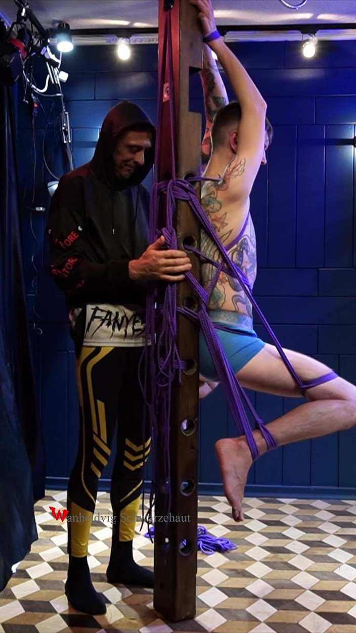 Wanheldvig: Nicky Horny на полюсе в затруднительном бондаже