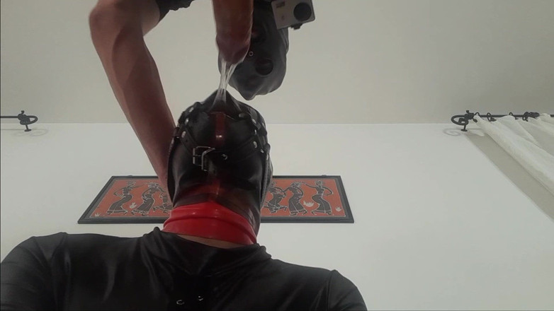 LauraOnHeels: Laura este legată cu căluș cu buzele în gură, futută mult...