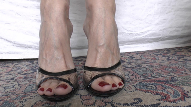 Lady Victoria Valente: Mature, Sexy Feet in Sexy High-heeled Mules