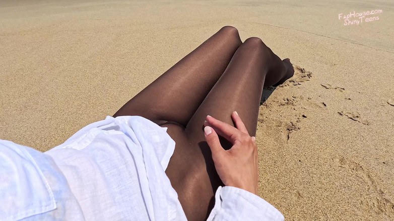 Shiny teens: 853 4K Ciorapi maro strălucitori pe plajă