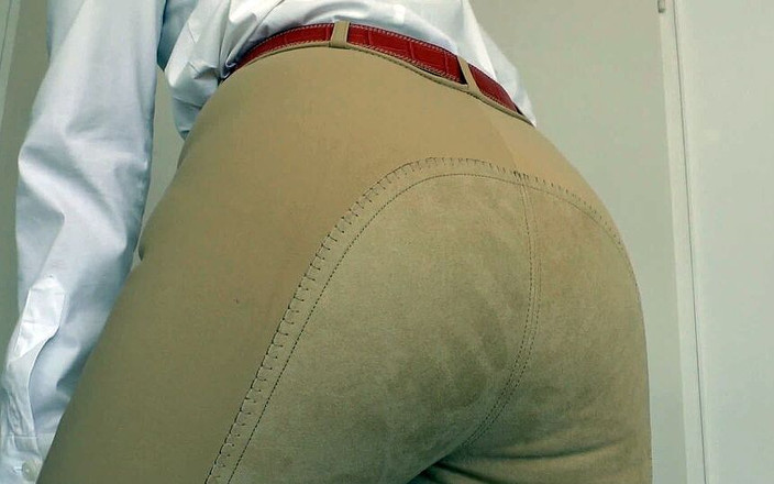 Lady Victoria Valente: 第一人称视角：同时享受骑乘性感的裤子屁股和自慰