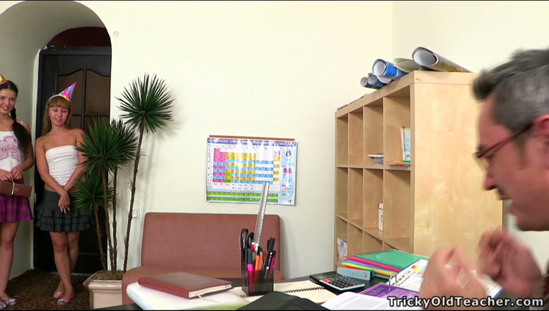 Tricky Old Teacher: Pelajar Muda Mengongkek Guru Universiti Dan Memberikan Seks Bertiga Untuk...