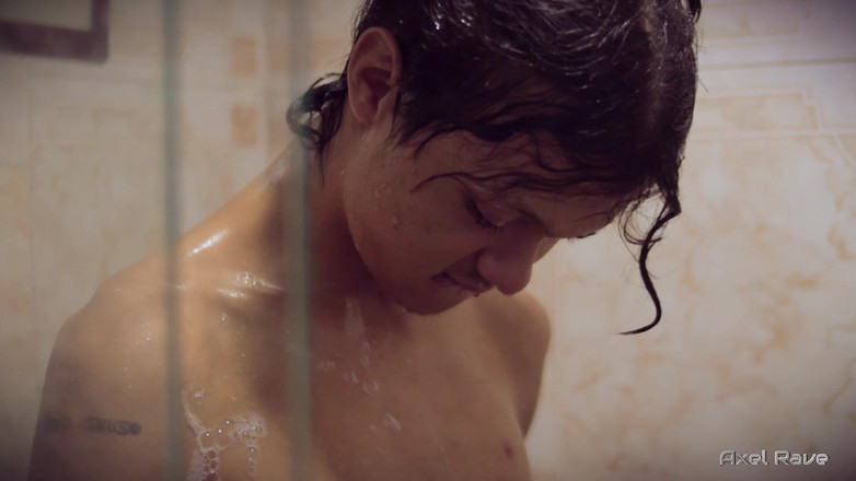 Axel Rave: Tôi hứng tình khi tắm và sử dụng một người...