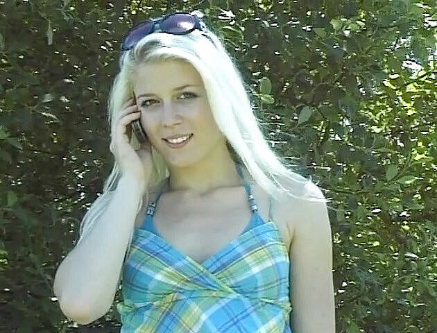 Flash Model Amateurs: Blonde teen in outdoors sensual solo scene outdoors