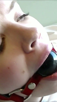 สาวผมบลอนด์เงี่ยนอุดปากกับกางเกงใน, ballgag และเทปไมโครไฟ!